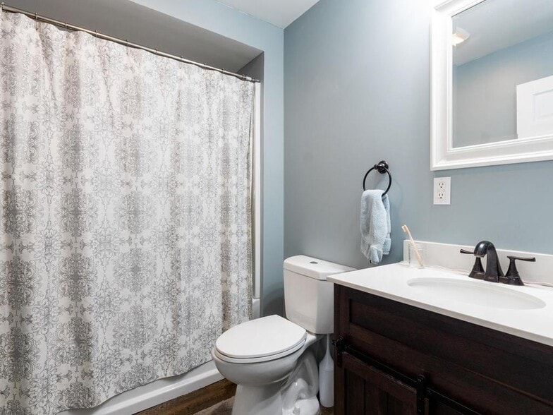 Building Photo - 726 Quincy St NE