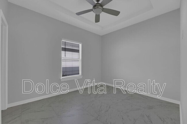 Building Photo - 1012 E la Cantera Ave