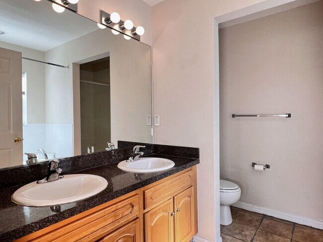 Building Photo - Spacious Three-Bedroom Home in Savannah Estates