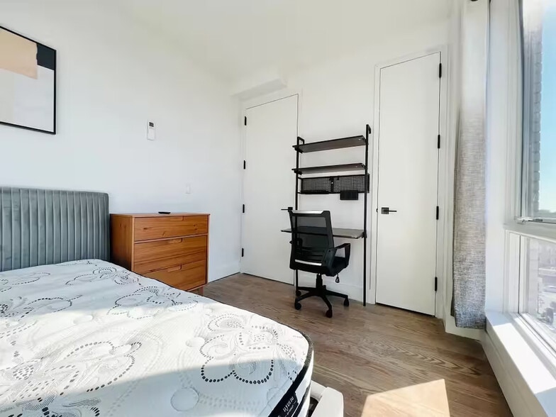 Building Photo - Furnished room/NOT APARTMENT