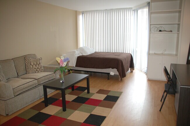 Building Photo - 21 W Goethe St