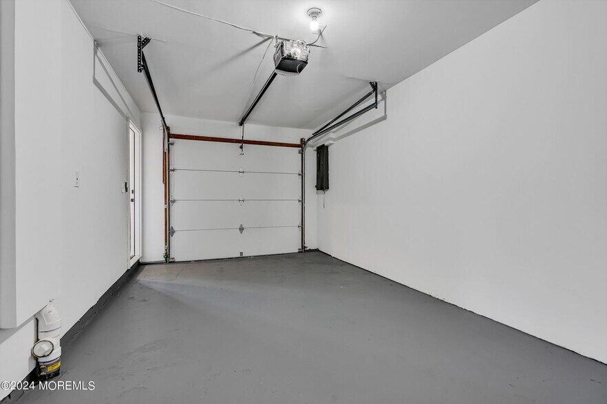 Building Photo - 14 Wren Way