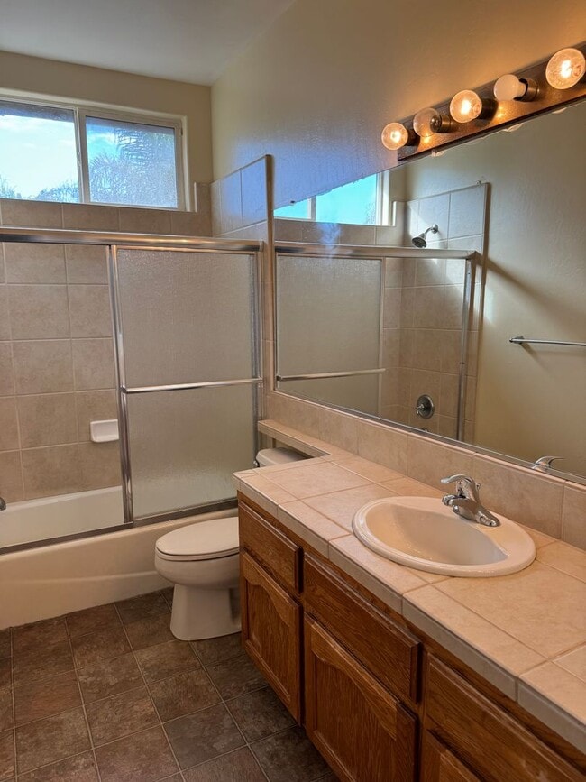 Building Photo - Spacious Stockdale Ranch Home!