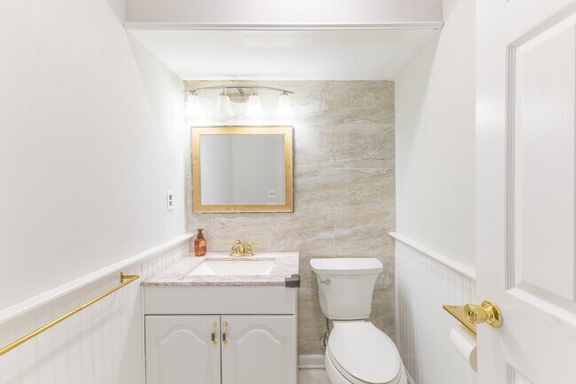 Building Photo - Spacious & Stylish 3-Bedroom Townhome in S...