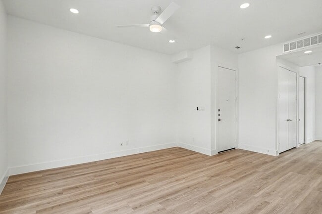 Building Photo - 2217 N Fitzhugh Ave