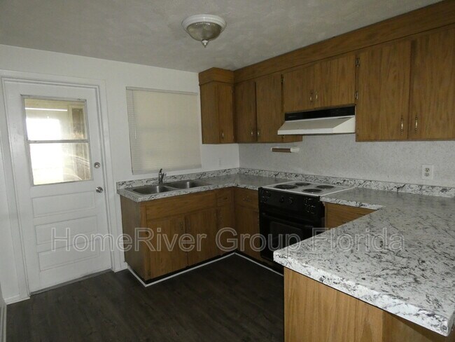 Building Photo - 1121 S 70th St