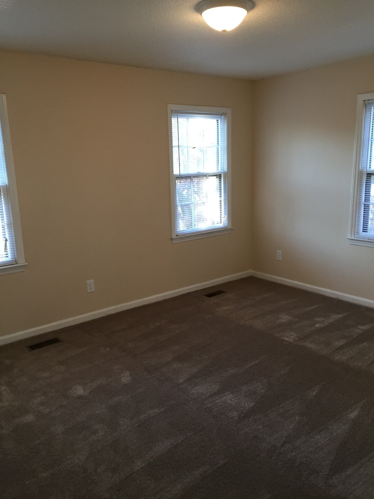 Building Photo - 105 E Circle Dr