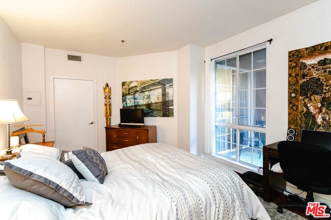 Building Photo - 585 N Rossmore Ave
