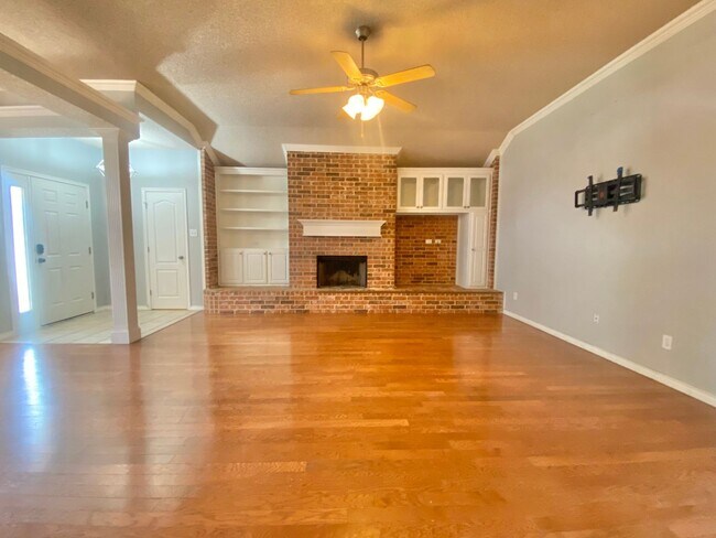 Building Photo - Great 3 bed 2 bath now available in Frensh...