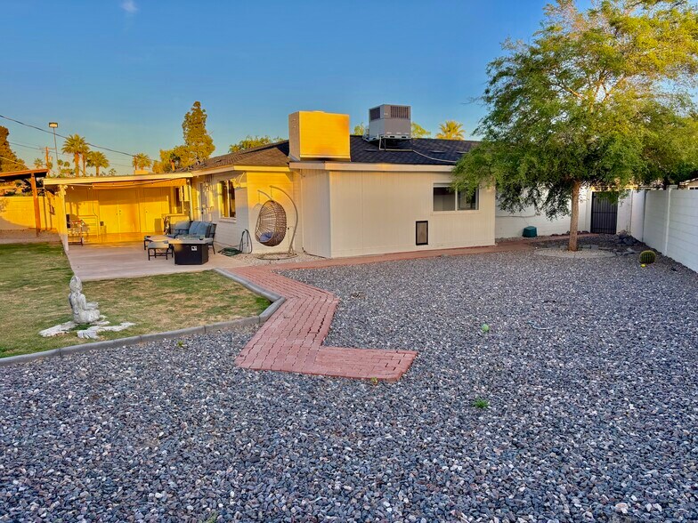 Building Photo - 6059 N 22nd Ave