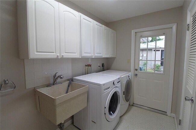 Building Photo - 6512 Bowline Dr