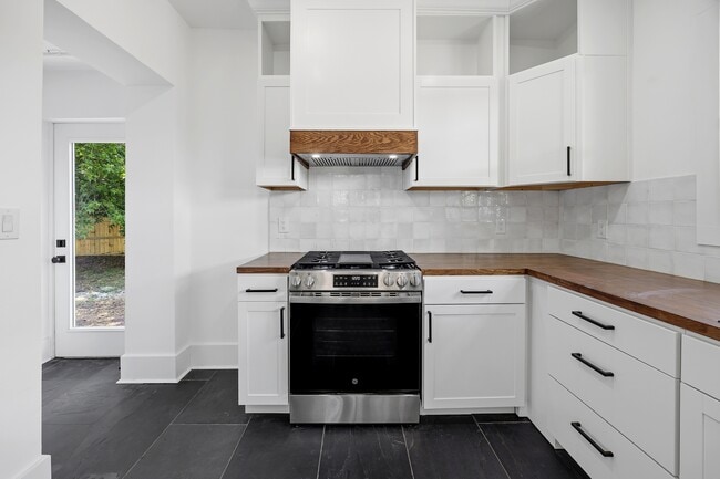Building Photo - 721 W 47th St