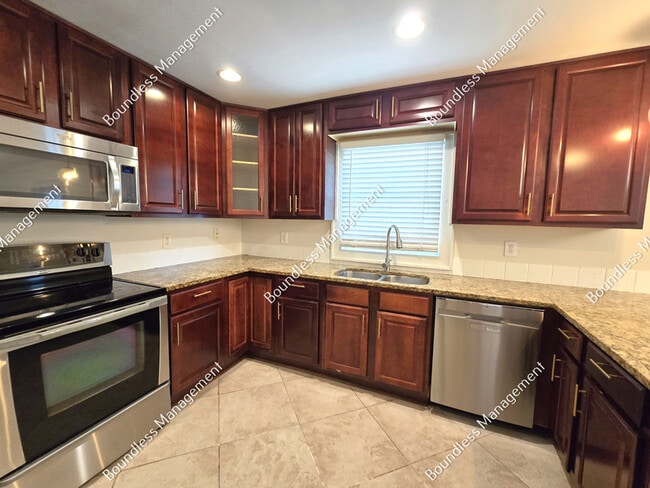 Building Photo - 2533 Sylvan Rd