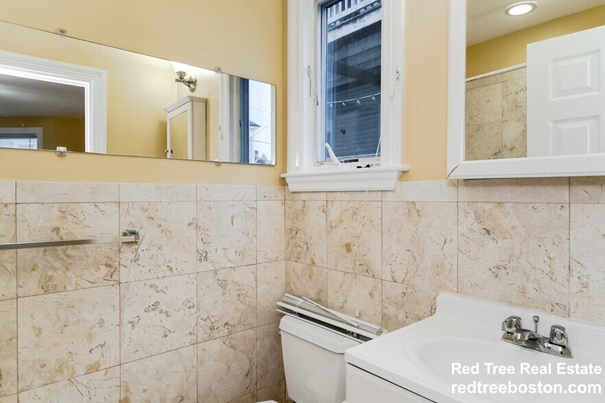 Building Photo - 164 Boylston St