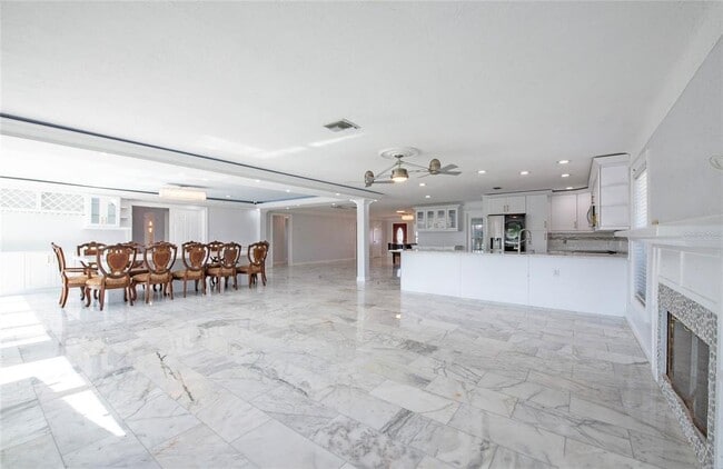 Building Photo - 551 Crystal Dr