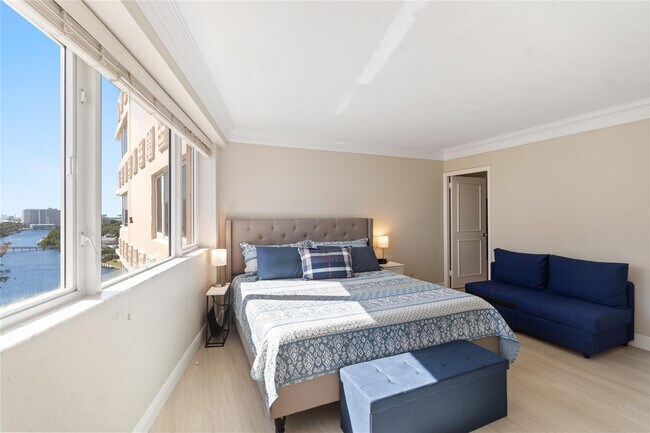 Building Photo - 3000 Holiday Dr