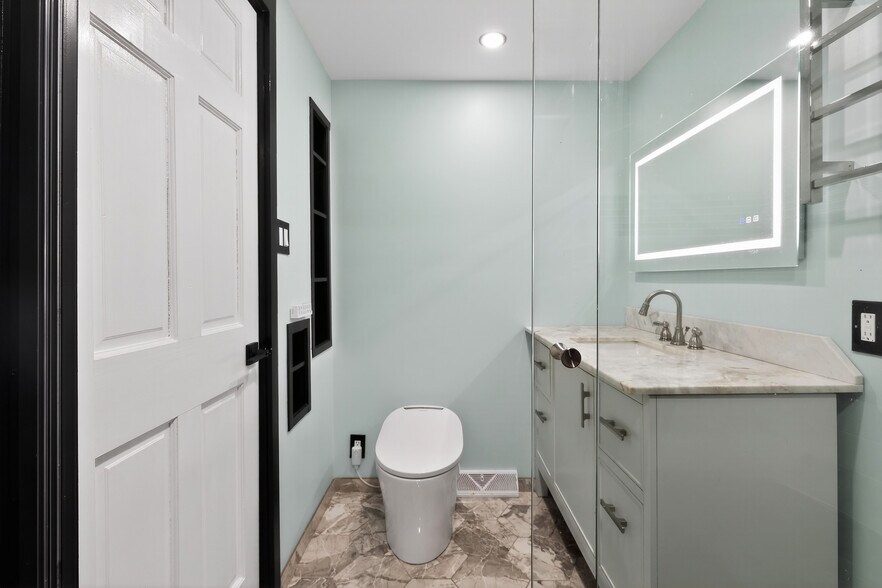 Building Photo - 615 Monroe Tpke