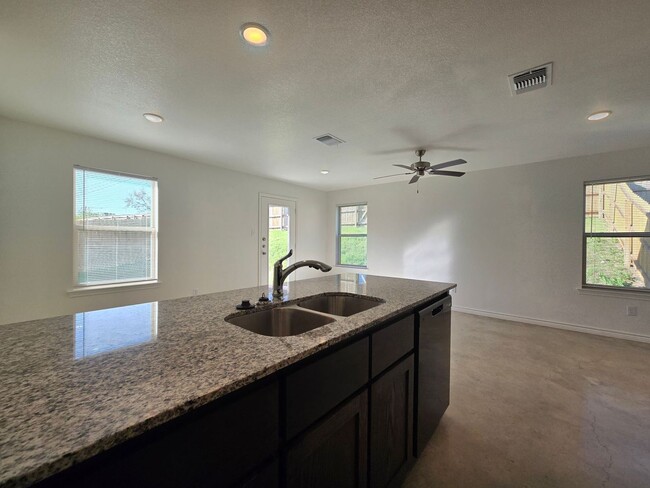 Building Photo - RENT SPECIAL - AVAILABLE NOW!