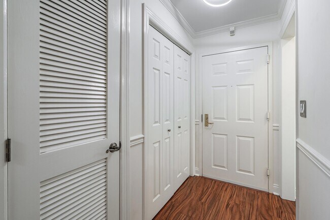 Building Photo - 207 Shearwater Ct W