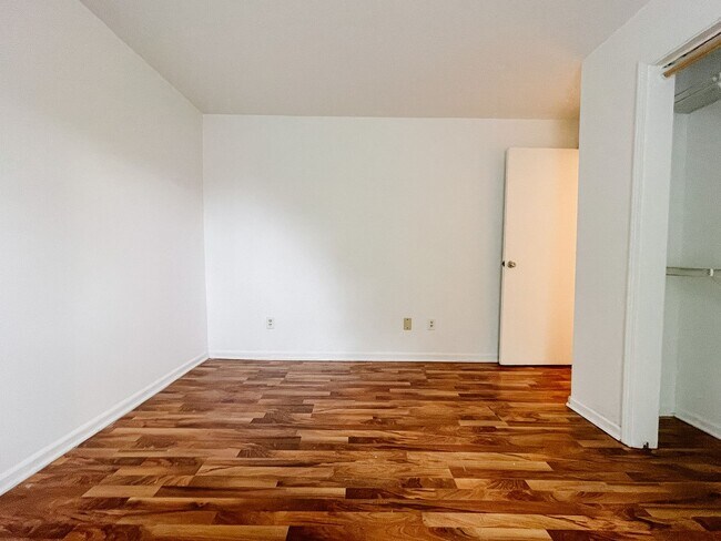 Building Photo - 114 E 8th St