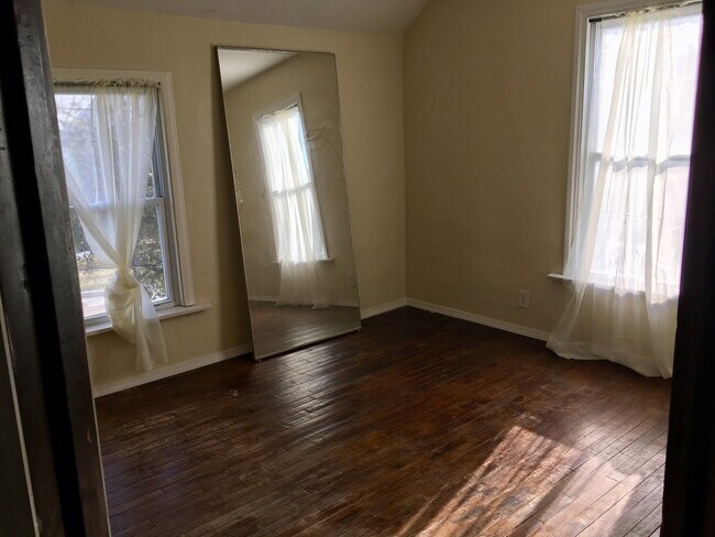 Building Photo - 3 bedroom / 1.5 bath w/Central Air, Basement and Detached 2 Car Garage