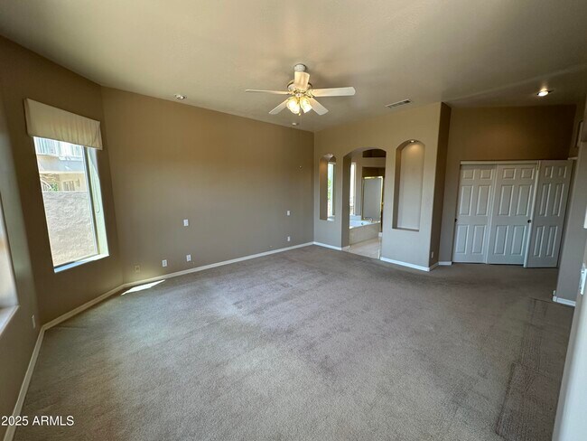 Building Photo - 2053 E Clubhouse Dr