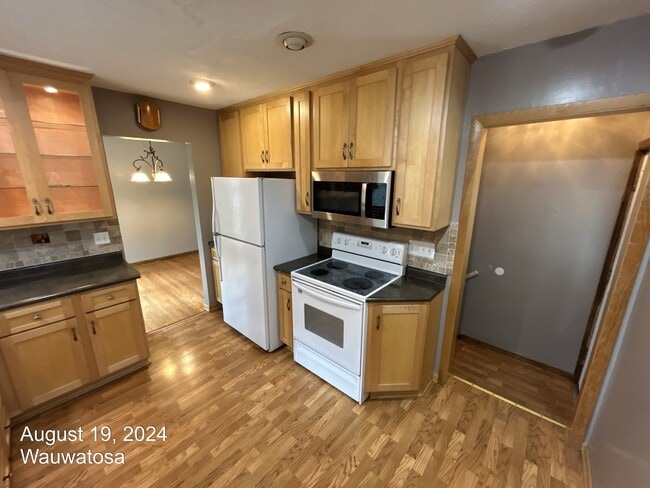 Building Photo - 9431 W Marion St