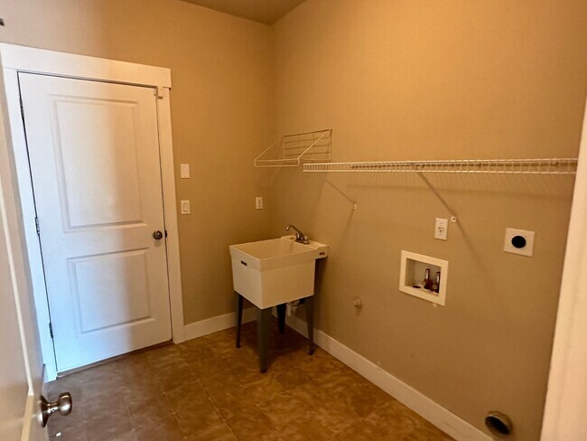 Building Photo - 8862 Ellsworth Ct NE