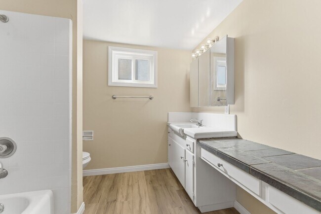 Building Photo - 403 38th St