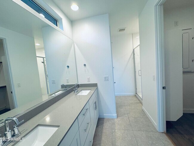 Building Photo - 3729 S 64th Dr