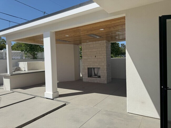 Building Photo - 3312 Kenilworth Dr