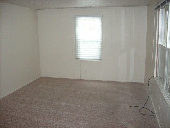 Building Photo - Large house in SW Eugene with forced air h...