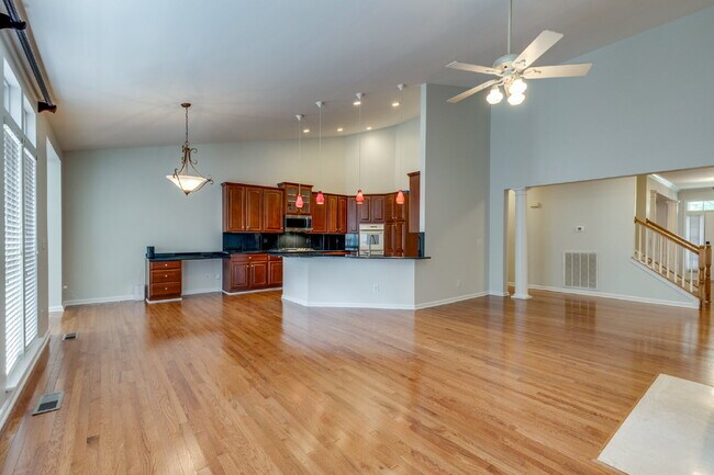 Building Photo - Luxury, Location, and Lifestyle on Rolling...