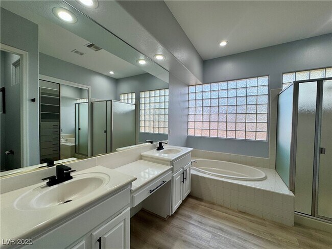 Building Photo - 11 Feather Sound Dr