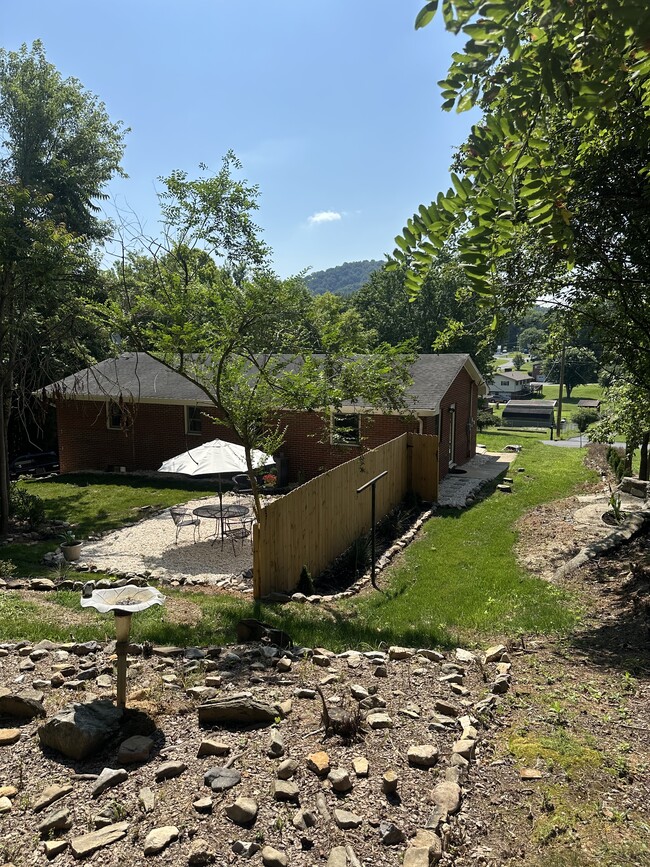 Building Photo - 615 Pine Ridge Rd