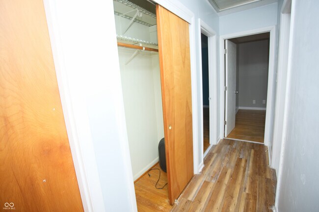 Building Photo - 150 E Beechwood Ln