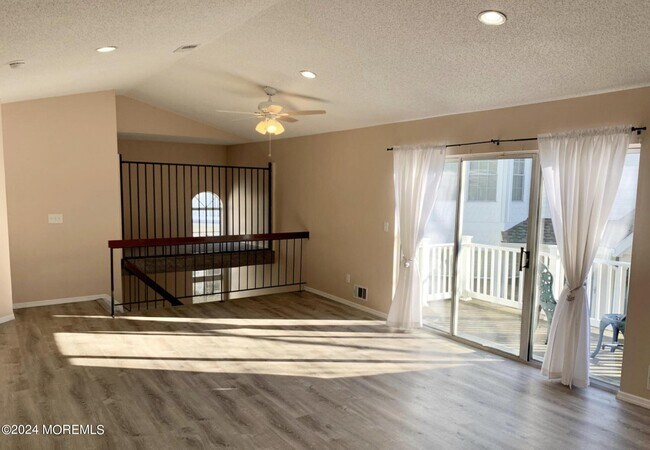 Building Photo - 30 Tulip Ln
