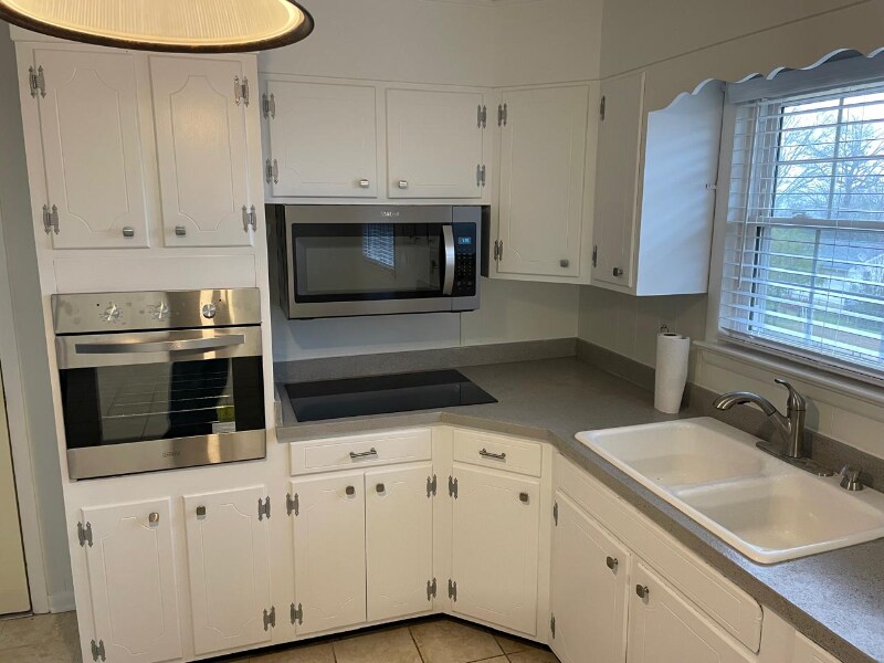 Building Photo - 8912 Bayview Dr