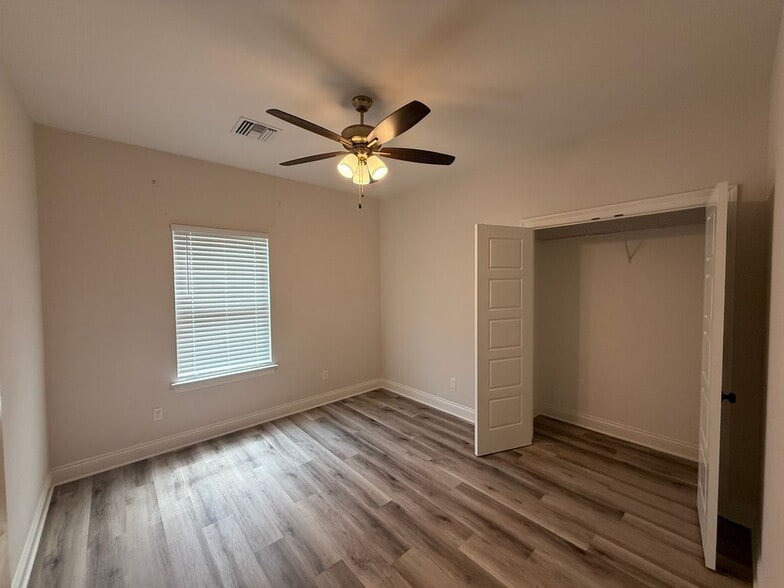 Building Photo - 57415 Oak Ave