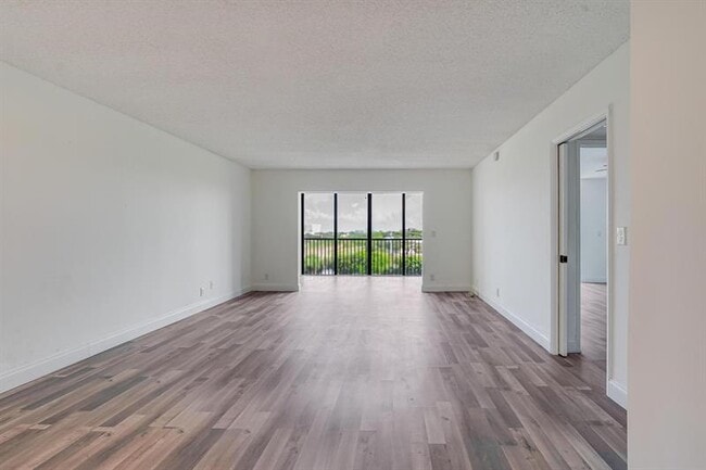 Building Photo - 2200 S Cypress Bend Dr