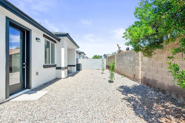 Building Photo - 6606 W Paradise Ln