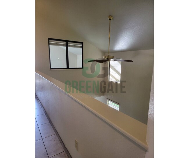 Building Photo - 2428 Woodvale Dr