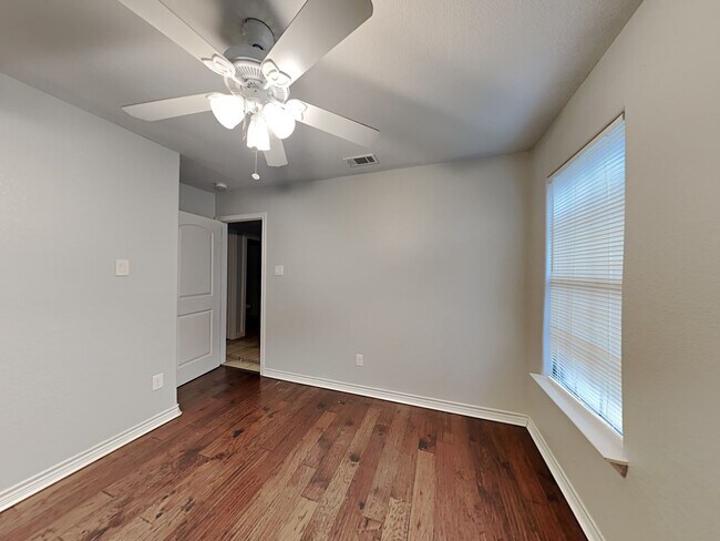 Building Photo - Spacious 4BR Home in Denton | Fireplace, Fenced Yard, Covered Patio + Near UNT