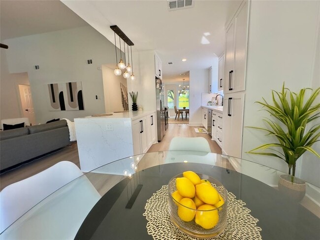 Building Photo - 2600 Piping Rock Trail