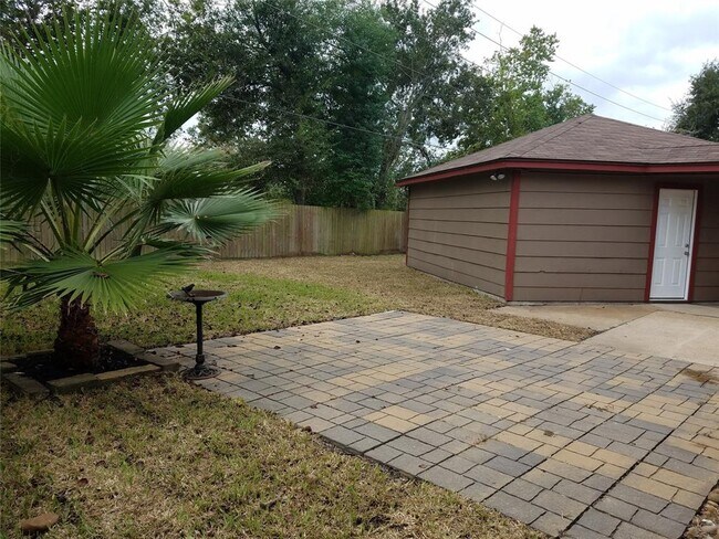 Building Photo - 17811 Smooth Rock Falls Dr
