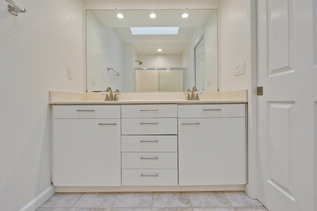 Building Photo - 2-Suite Townhome in Whisman Station Area | Easy Access to 101/237/85