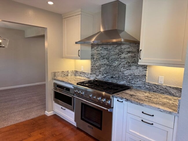 Building Photo - Gorgeous 2 story 5 bedroom home w/pool in ...