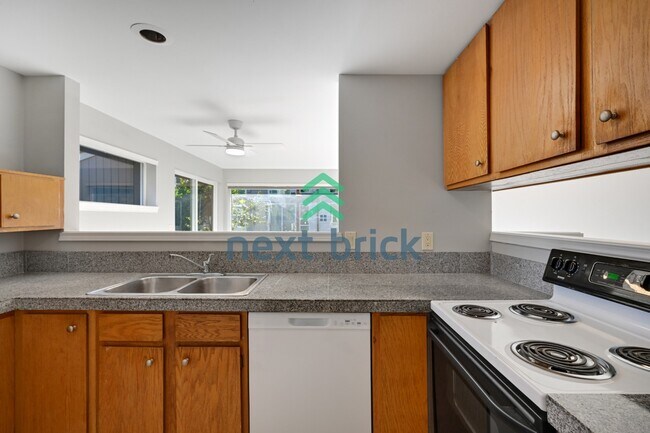 Building Photo - Welcome to this beautifully updated 2-bedroom, 1-bath apartment located in the heart of Queen Anne