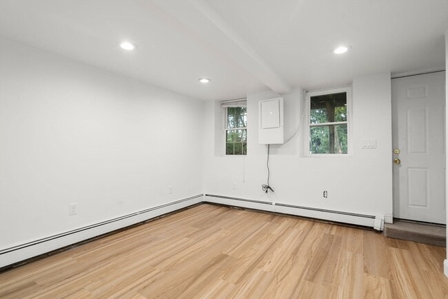 Building Photo - 431 E 6th St