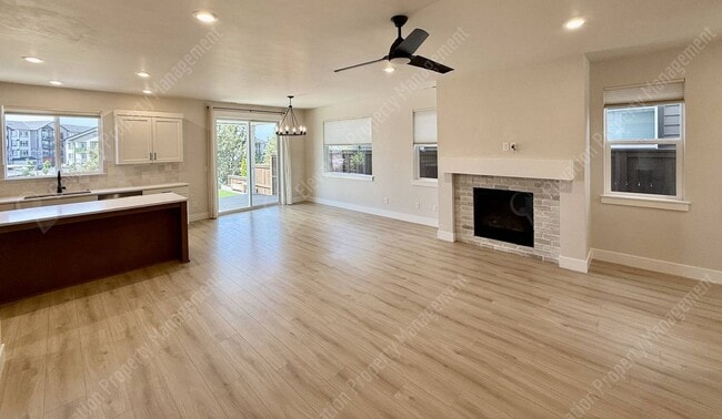 Building Photo - Fantastic 3 BR in Petrosa with mountain views and tons of amenities!